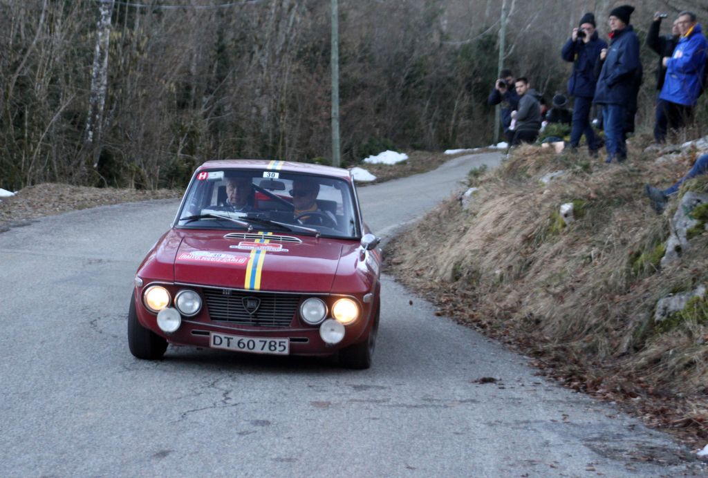 Kenneth Kruse Simonsen fra Charlottenlund og tidligere vinder af løbet Otto Kristensen fra Tune har haft problemer med strømmen på deres Lancia Fulvia HF 1.3 fra 1968, men er dog næstbedste danskere som nr. 21, her i det sidste dagslys på Col de l’Echarrason.
(Foto: Mogens Reidl)